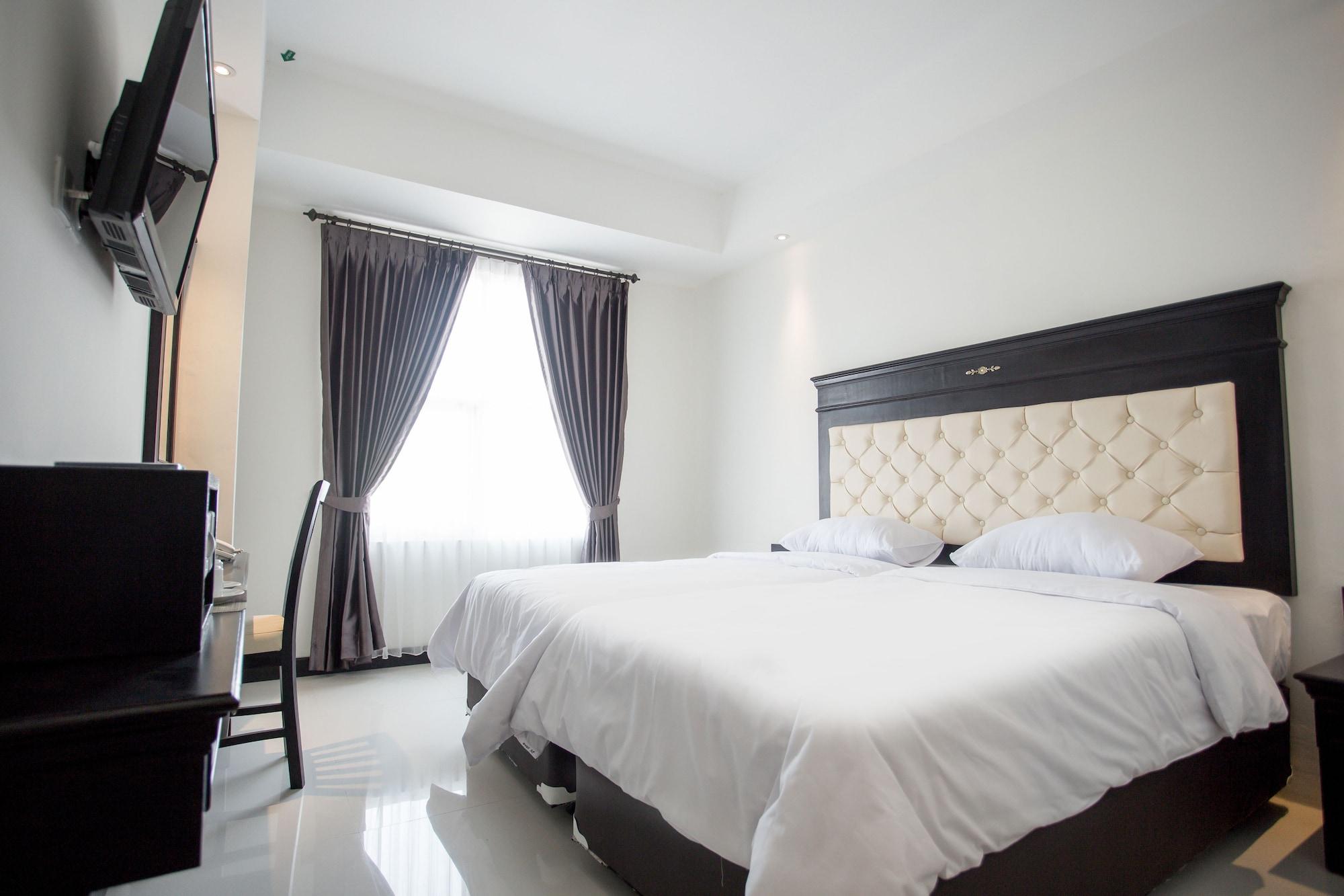 Same Hotel Malang Esterno foto