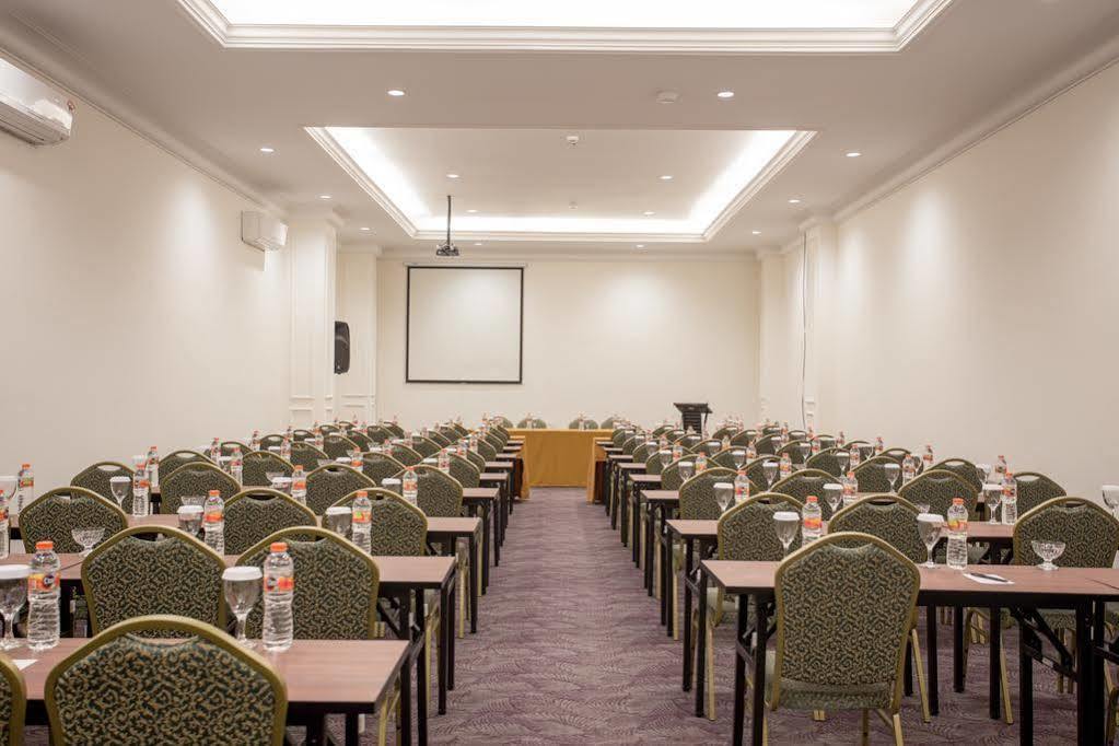 Same Hotel Malang Esterno foto